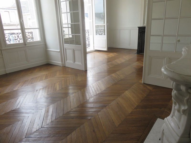 VENDU par DMI 4 CENTRE VILLE / HOTEL DE VILLE Dans bel immeuble haussmannien, bel F4 de 98m2 avec balcon. Proche écoles, transports en commun, espace coty, gare.... LE HAVRE 76600 HOTEL DE VILLE 